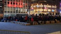 Tromsø - Friluftsliv - Freiluftleben - Filmfestival mitten im Winter auf dem Hauptplatz auf Rentierfellen sitzend