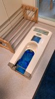 Es ist Tradition in vielen Gebäuden - Schuhe auszuziehen (Schulen, Arzt usw.) - wer das nicht will benötigt Schuhüberzieher - hier ein Schuh-Überzieher-Automat