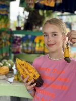 Kakaofrucht und eine Cashew-Nuss