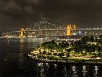 Wir fahren mit unserem Kreuzfahrtschiff durch die Harbour Bridge