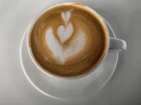 Ein Cappuccino vom Barista gehört an Bord zur Morgenroutine