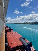 Umgeben von strahlend türkisfarbenem Meer