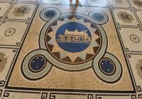 Herrliche Mosaikfliesen auf dem Fußboden des Bahnhofs von Dunedin