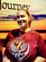 Eine Maori erklärt uns, wie die Höhlenzeichnungen entstanden