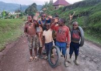 Fröhliche Kinder begleiten uns auf einem Spaziergang