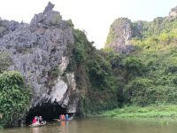 Vietnam. Bootsfahrt durch die Trockene Halong Bucht