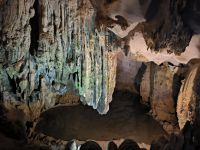 Vietnam. Halong Bay. Überraschungshöhle 