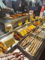 Streetfood auf dem Tempel Street Nachtmarkt in Hongkong 