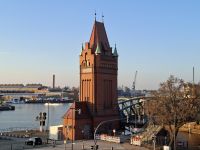 Lübeck - Brückenturm mit Hubbrücke 