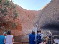 Wasserbecken am Fuß des Uluru