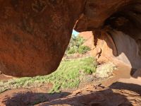 uralte Felsmalerein in einer ritualen Höhle am Uluru 