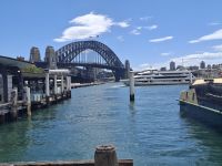 wir warten auf die Hafenrundfahrt in Sydney