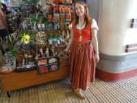 Funchal - Markthalle, Blumenverkäuferin in Tracht