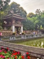 Pavillon und Teichanlage im Literaturtempel in Hanoi, Vietnam