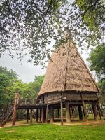 Traditionelles Stelzenhaus einer ethnischen Minderheit im Ethnologischen Museum in Hanoi, Vietnam