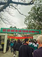 Eingangsbereich des Ho-Chi-Minh-Komplexes mit Besucherandrang in Hanoi, Vietnam