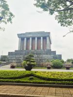 Ho-Chi-Minh-Mausoleum im Zentrum der Gedenkanlage in Hanoi, Vietnam