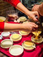 Zubereitung von vietnamesischem Eierkaffee in einem Restaurant in Hanoi, Vietnam