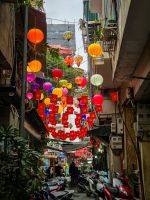 Straßenansicht mit traditionellen Laternen und Flaggen in der Altstadt von Hanoi, Vietnam