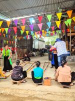 Traditionelle Tanzvorführung einer ethnischen Minderheit in der Region Mai Chau, Vietnam