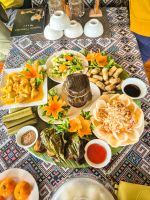 Traditionelles vietnamesisches Mittagessen mit verschiedenen lokalen Spezialitäten in der Region Mai Chau, Vietnam