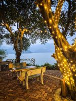 Sitzbereich mit Blick auf den Hoa Binh See im Mai Chau HideAway Resort in der Region Mai Chau, Vietnam