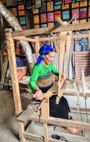 Traditionelle Weberei zur Herstellung von Textilien in einem Dorf in der Region Mai Chau, Vietnam