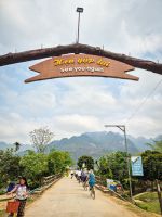 Dorfdurchfahrt mit dem Fahrrad unter geschmückten Straßen in der Region Mai Chau, Vietnam
