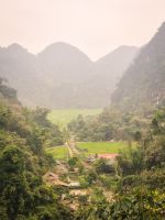 Blick über das Tal und das Dorf Kho Muong in der Region Mai Chau, Vietnam