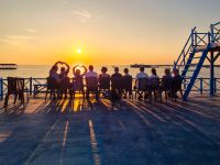 Unsere Gruppe beim Sonnenuntergang auf dem Tonle Sap See, Kambodscha