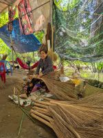 Besenbinderin im Mekong Delta, Vietnam