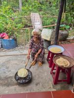 Herstellung von Kokosfladen im Mekong Delta, Vietnam