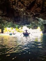 Durch niedrige Grotten und natürliche Tunnel in der „Hell & Dunkel Höhle“ in der Hạ Long Bucht, Vietnam