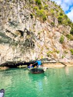 Durch niedrige Grotten und natürliche Tunnel in der „Hell & Dunkel Höhle“ in der Hạ Long Bucht, Vietnam