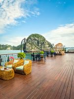 Sonnendeck mit Lounge-Möbeln und traumhaftem Ausblick auf die Inselwelt der Hạ Long Bucht, Vietnam