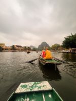 Gemächliche Ruderbootfahrt durch die Wasserlandschaft von Ninh Bình, Vietnam
