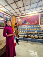 Ausstellung in der Zitadelle der Ho-Dynastie mit historischen Steingeschossen und Katapultdarstellung, Vietnam