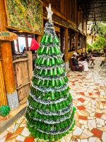 reativer Weihnachtsbaum aus Glasflaschen im Restaurant in Pu Luong, Nordvietnam
