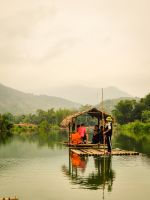Bambusfloßes während der Floßfahrt auf dem Chum River in Pu Luong, Vietnam