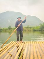 Einheimischer auf einem Bambusfloß auf dem Chum River in Pu Luong, Vietnam