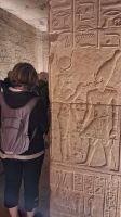 Reliefs im Isis-Tempel in Assuan