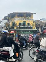 umringt von Mopeds und Rollern