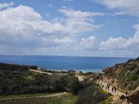 Wandergruppe auf dem Weg zum Endpunkt am Meer, Zypern