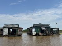 schwimmende Dörfer und Häuser auf dem Tonle Sap - See