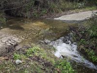 Bach über dem Weg des Bachdurchquerung auf dem Gialia Nature Trail bei Gialia, Zypern