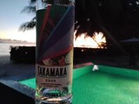 Takamaka Kokos am Hotelpool bei Sonnenuntergang 