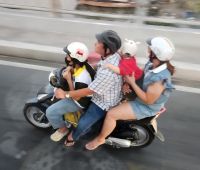Vietnamesische Familie kommt vom Sonntagsausflug
