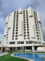 richtig schön, mit Pool und Sauna