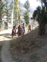 Eine Gebetsfahne wird aufgerichtet - Thimpu, Bhutan
