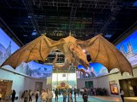 4. Tag: Ausflug in die Warner Bros. Studios – Empfangshalle mit Drachen